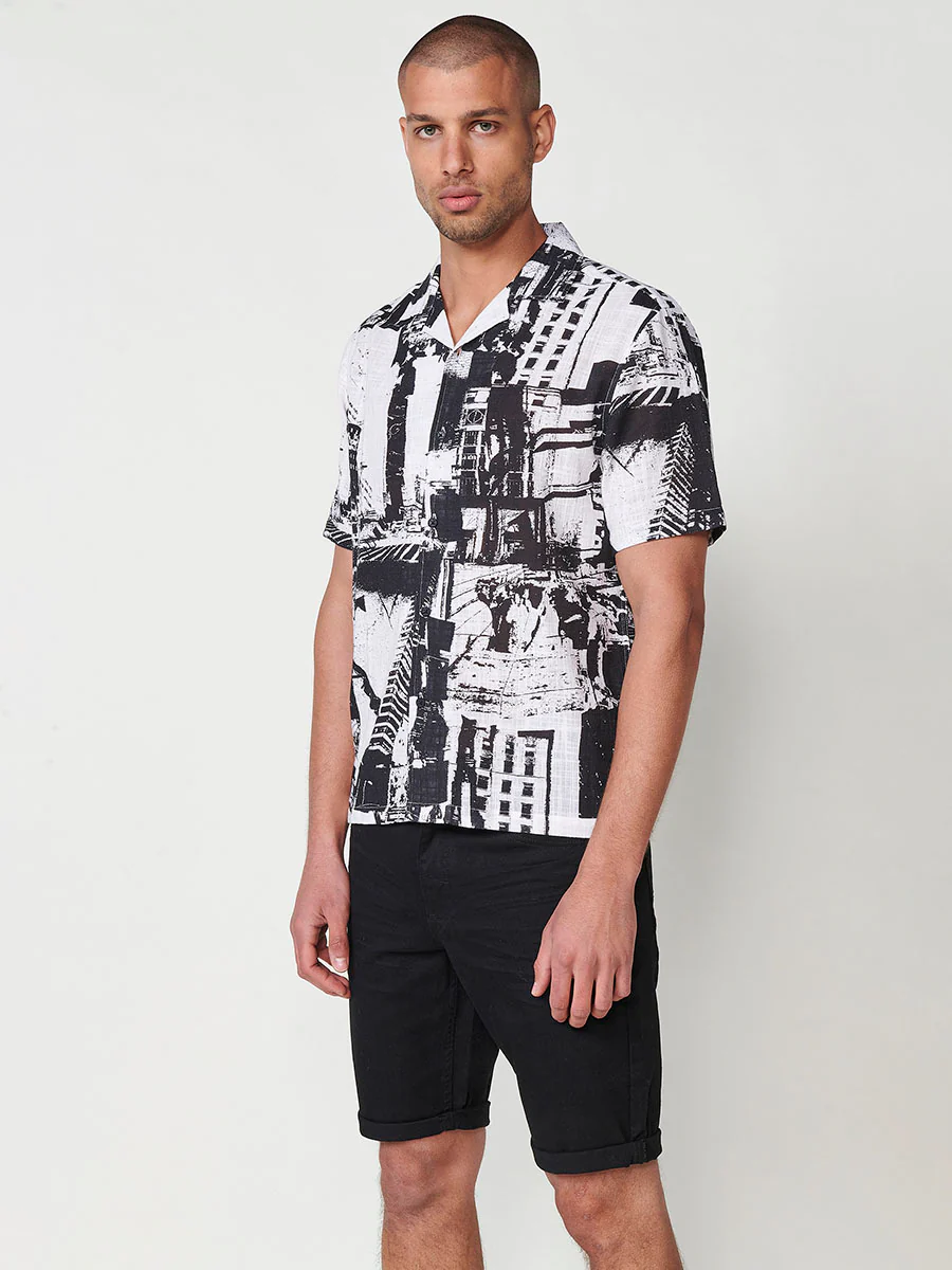 Camisa de manga corta con estampado tropical en negro para hombre – 100% viscosa - Image 4