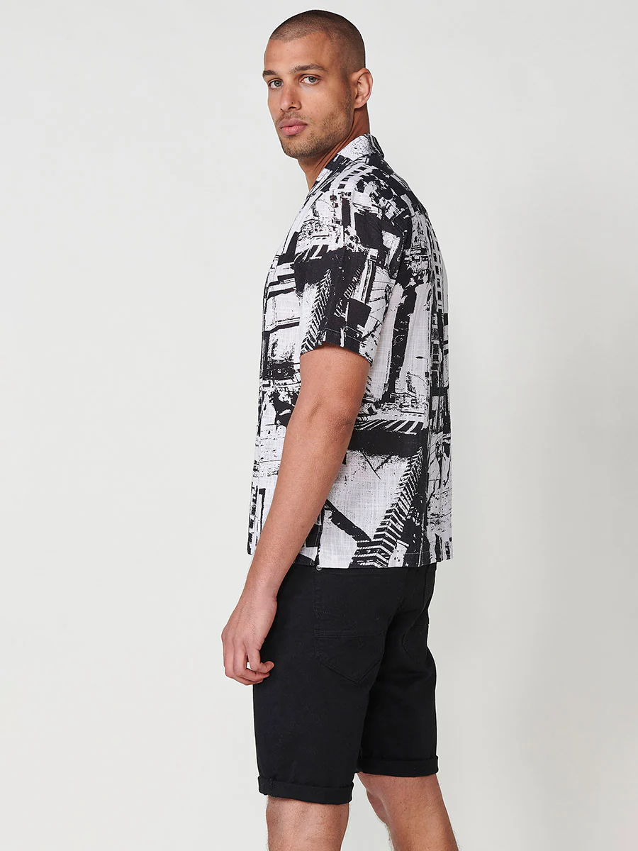 Camisa de manga corta con estampado tropical en negro para hombre – 100% viscosa - Image 5
