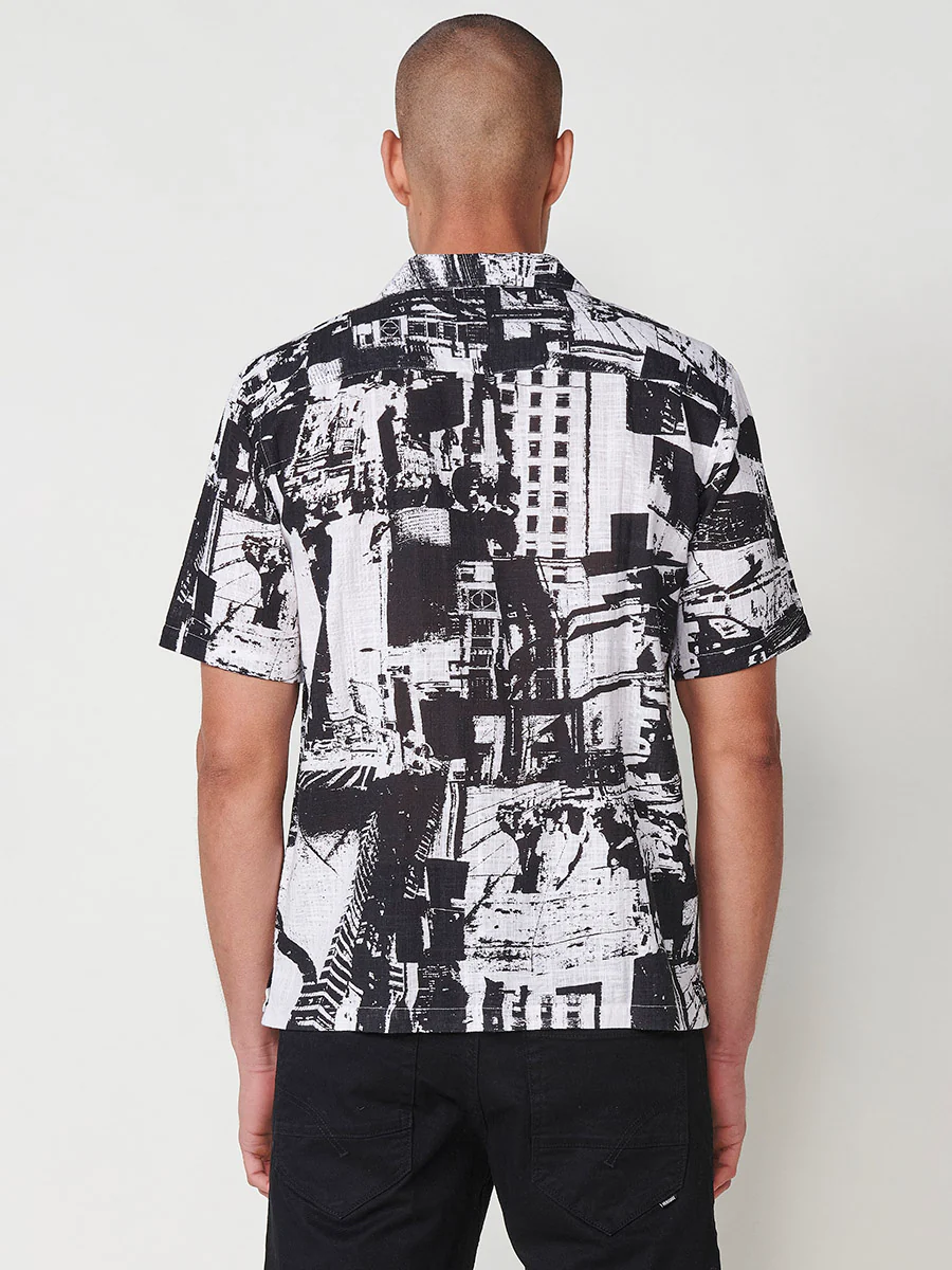 Camisa de manga corta con estampado tropical en negro para hombre – 100% viscosa - Image 6