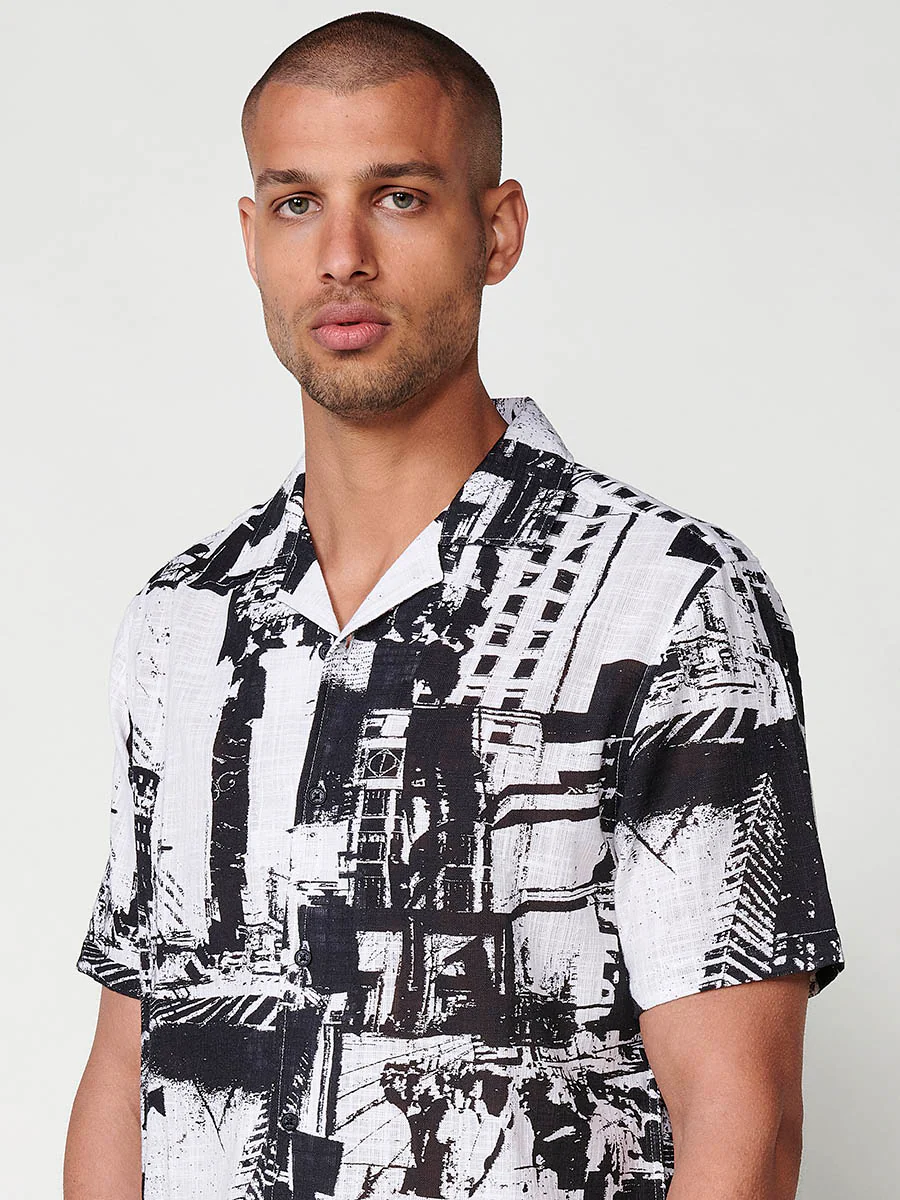 Camisa de manga corta con estampado tropical en negro para hombre – 100% viscosa - Image 7