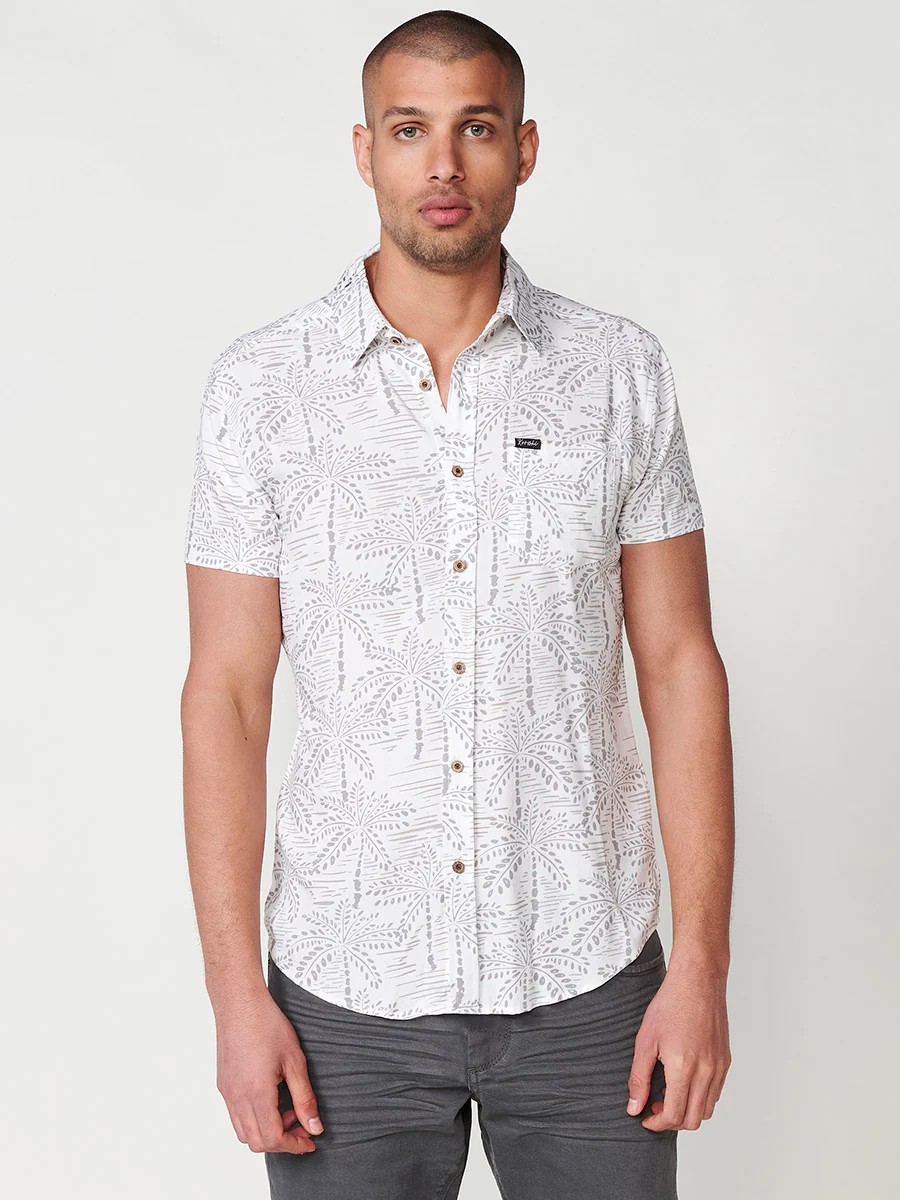 Camisa de manga corta con estampado tropical multicolor para hombres - Image 10