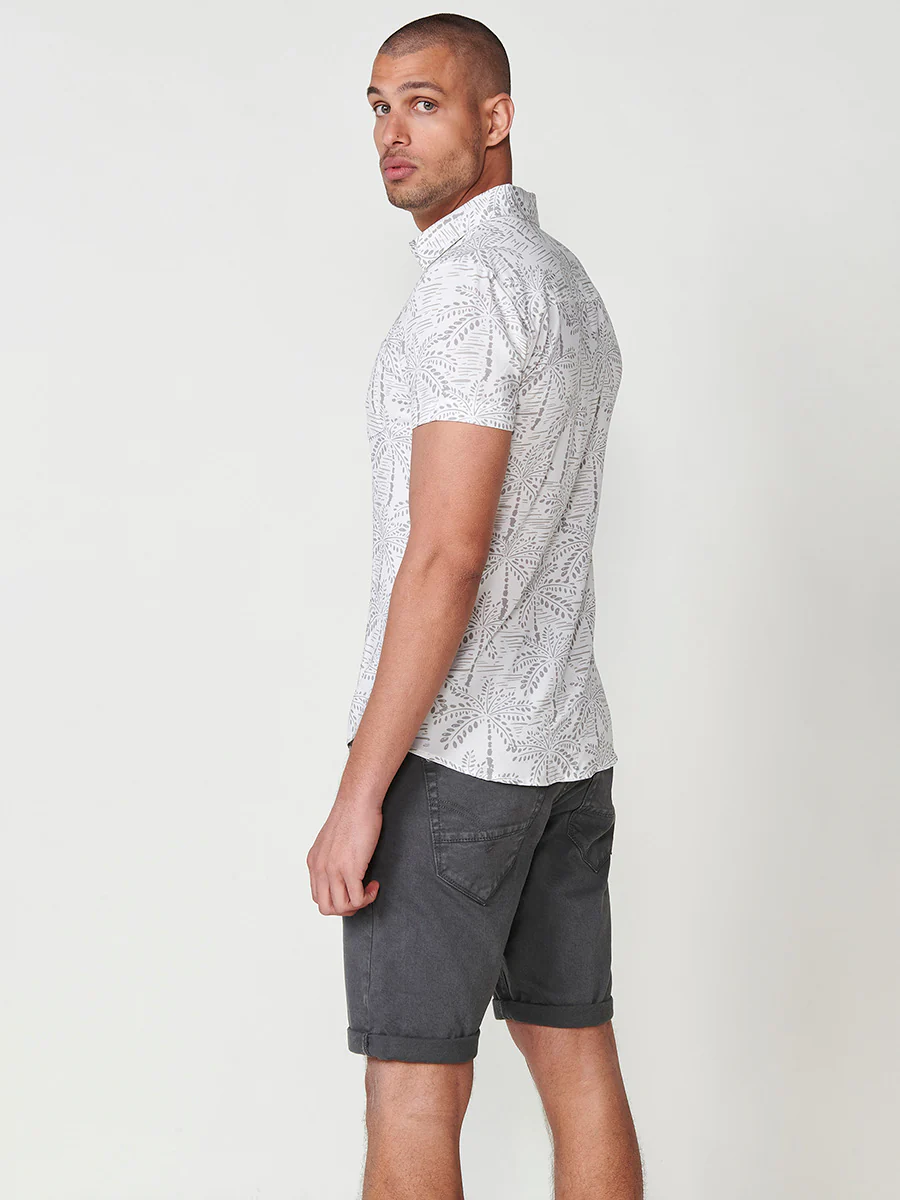 Camisa de manga corta con estampado tropical multicolor para hombres - Image 11