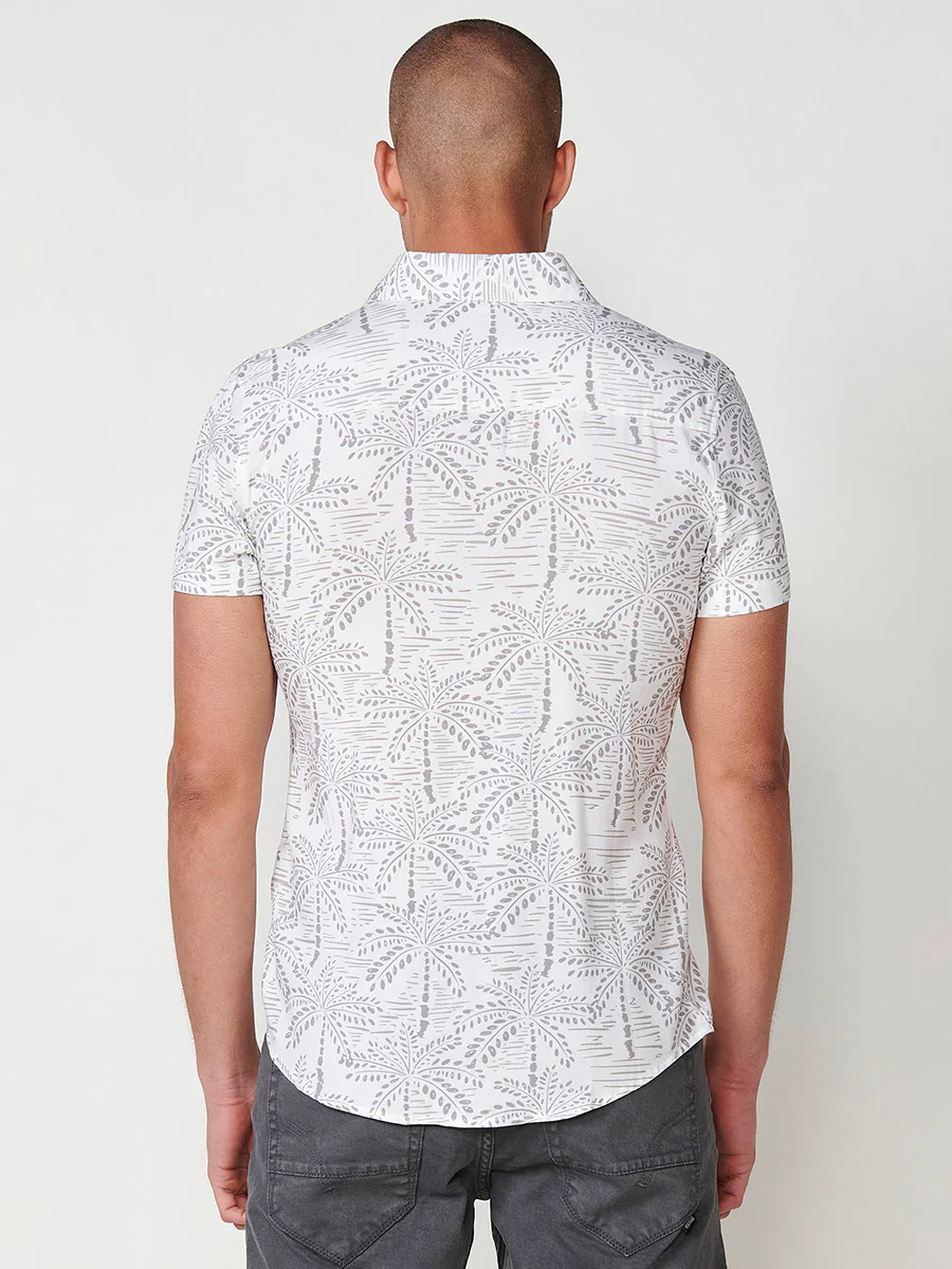 Camisa de manga corta con estampado tropical multicolor para hombres - Image 12