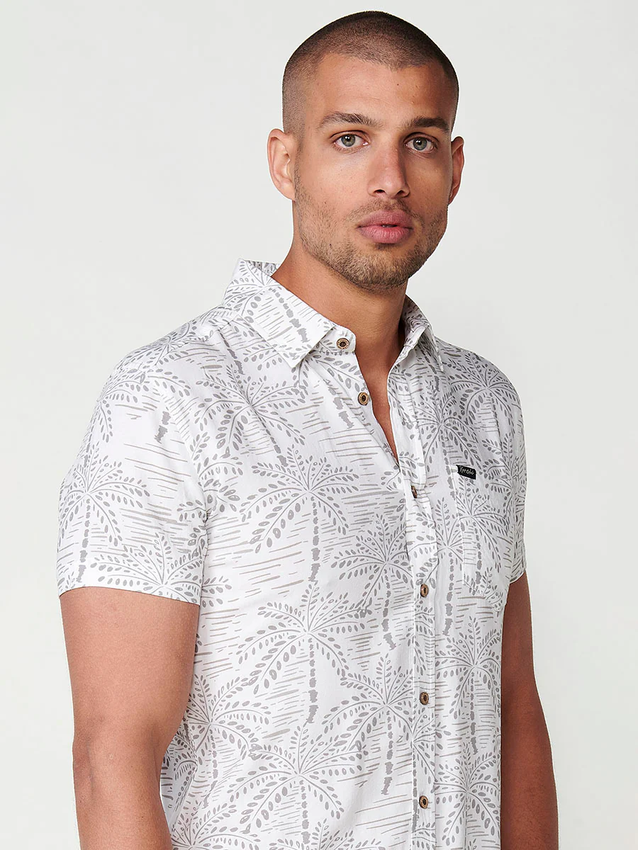 Camisa de manga corta con estampado tropical multicolor para hombres - Image 13
