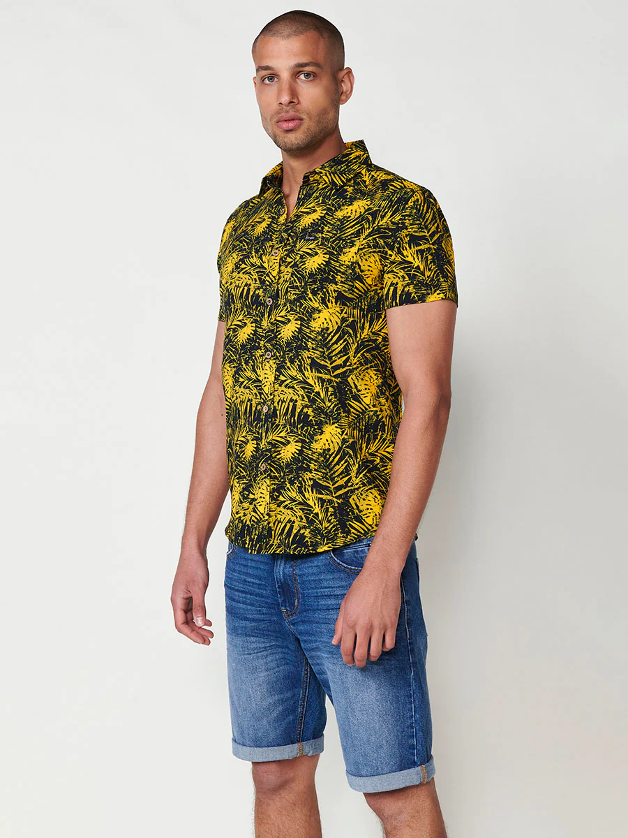 Camisa de manga corta con estampado tropical multicolor para hombres - Image 14