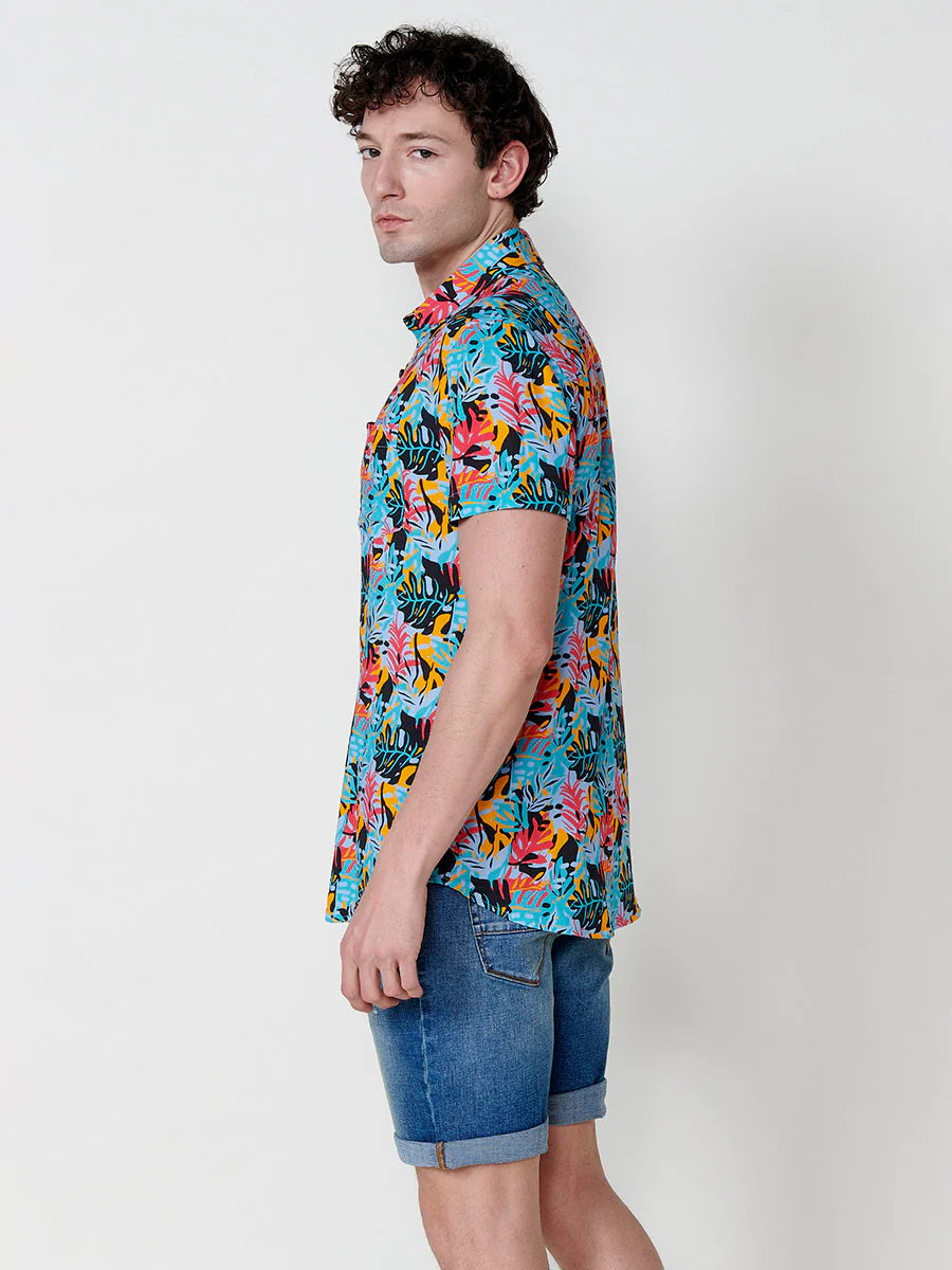 Camisa de manga corta con estampado tropical multicolor para hombres - Image 25