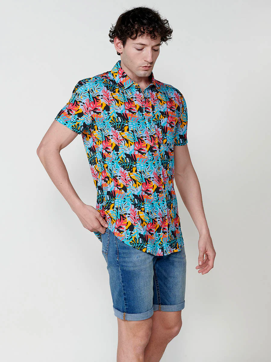 Camisa de manga corta con estampado tropical multicolor para hombres - Image 26