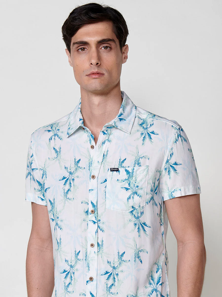Camisa de manga corta con estampado tropical multicolor para hombres - Image 3