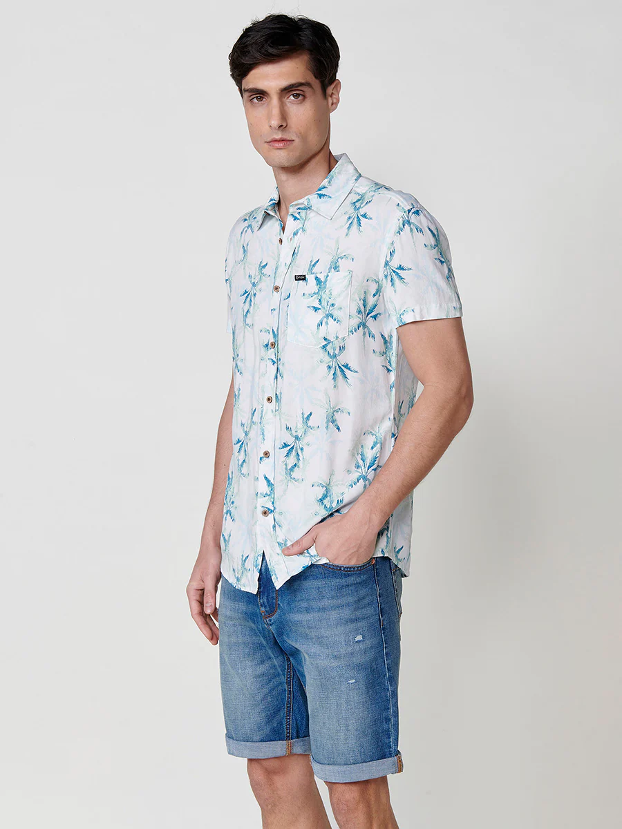 Camisa de manga corta con estampado tropical multicolor para hombres - Image 4