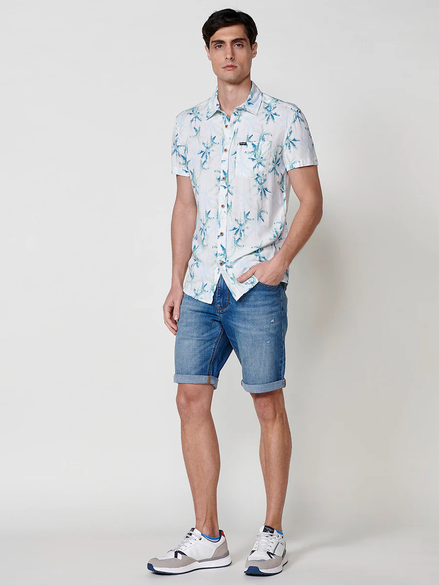 Camisa de manga corta con estampado tropical multicolor para hombres - Image 5