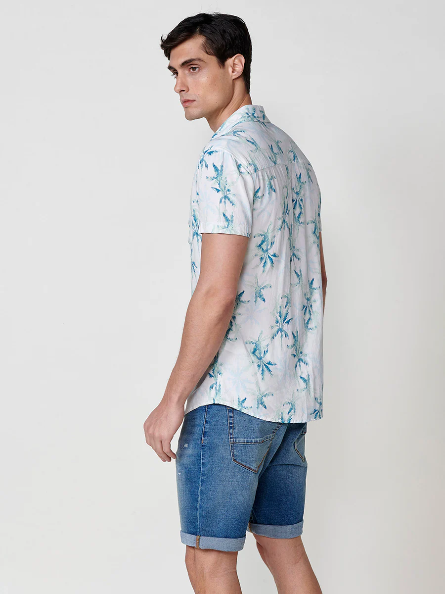 Camisa de manga corta con estampado tropical multicolor para hombres - Image 6