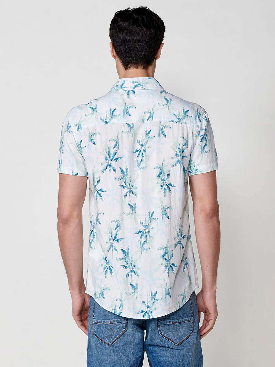 Camisa de manga corta con estampado tropical multicolor para hombres - Image 7