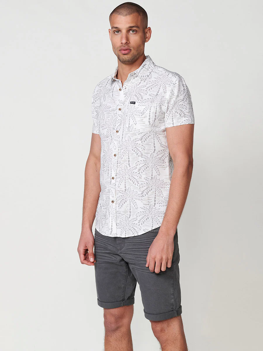 Camisa de manga corta con estampado tropical multicolor para hombres - Image 8