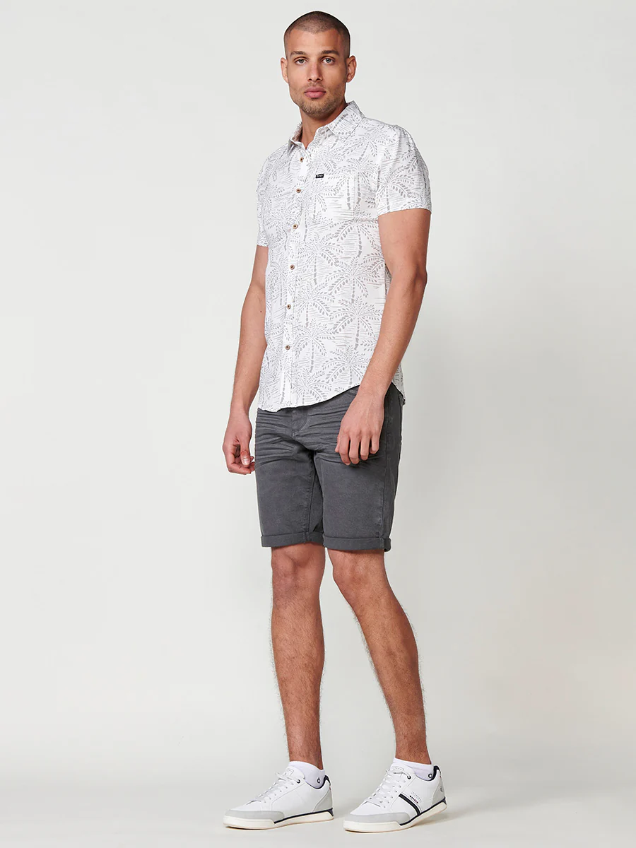 Camisa de manga corta con estampado tropical multicolor para hombres - Image 9