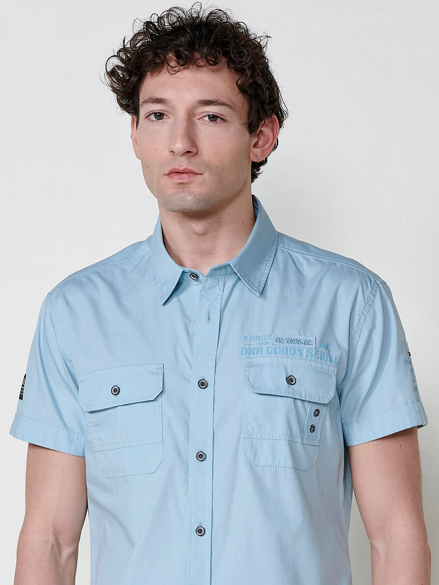 Camisa de manga corta de algodón con acabado en vuelta. cierre con botones. bolsillos con solapa. color azul para hombre - Image 10