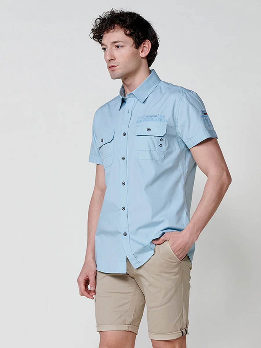Camisa de manga corta de algodón con acabado en vuelta. cierre con botones. bolsillos con solapa. color azul para hombre - Image 8