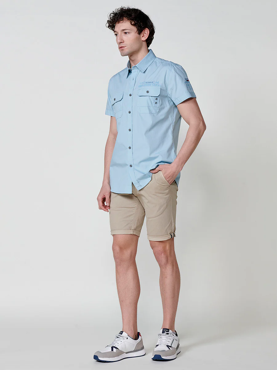 Camisa de manga corta de algodón con acabado en vuelta. cierre con botones. bolsillos con solapa. color azul para hombre - Image 9