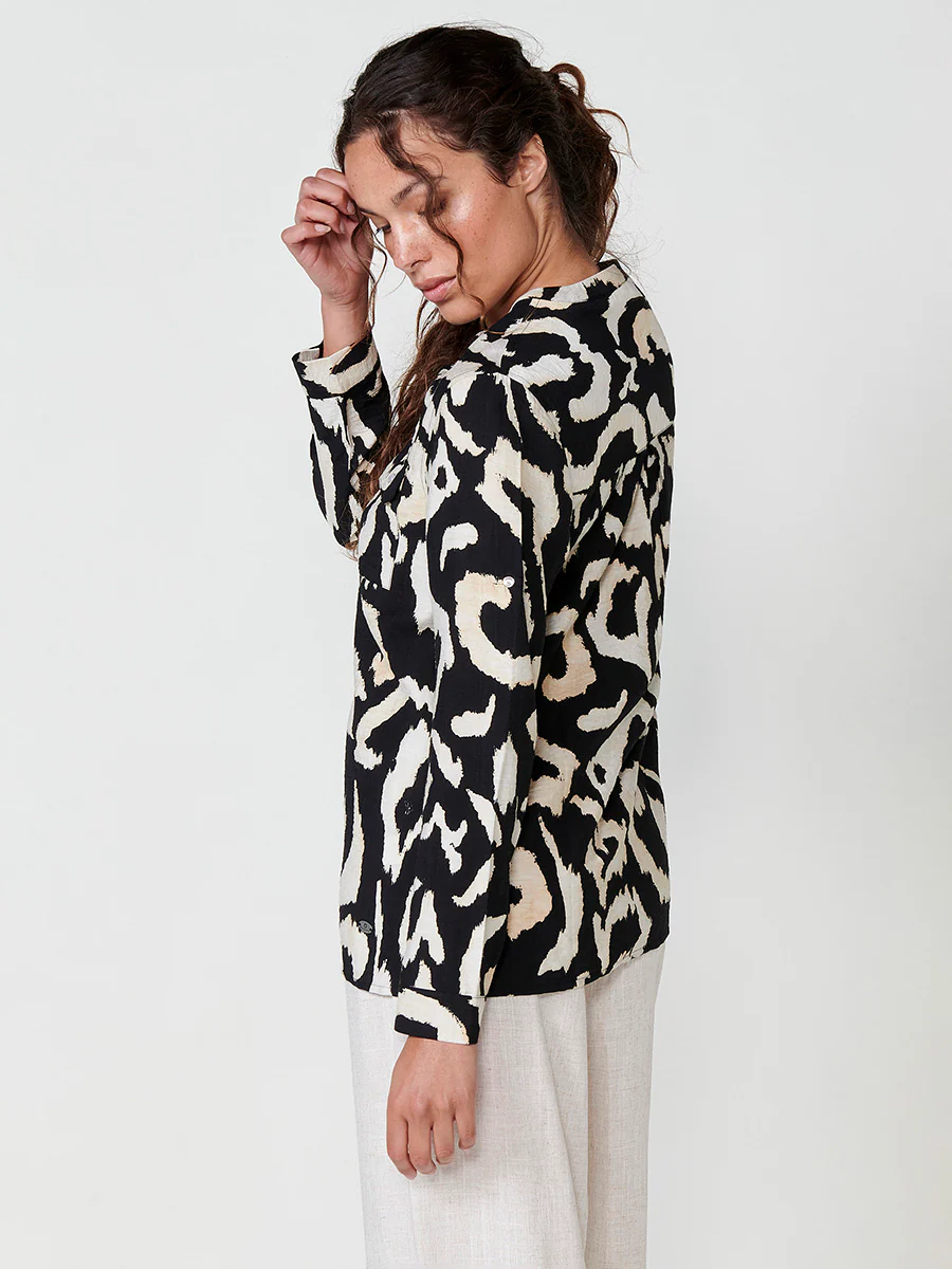 Camisa manga larga cuello mao con cierre central con botones y estampado ikat para mujer - Image 8