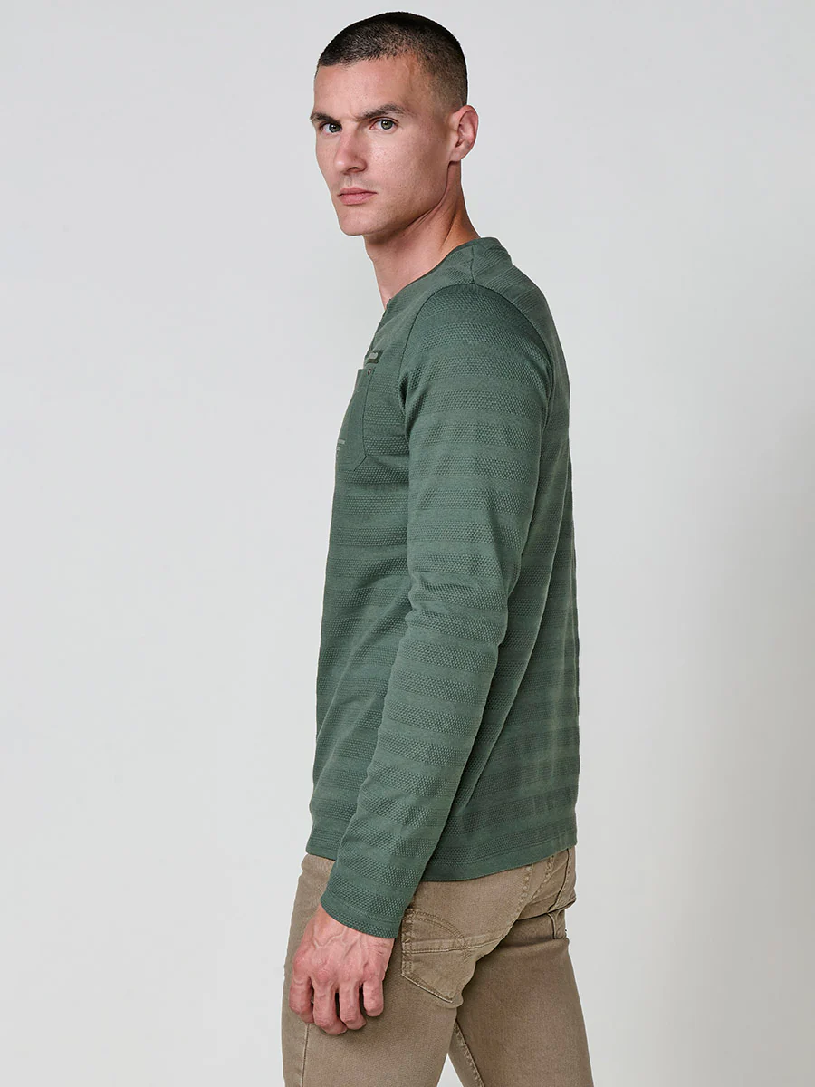 Camiseta de hombre kaki de manga larga, 100% algodón, con cuello redondo con abertura y estampado delantero. - Image 5