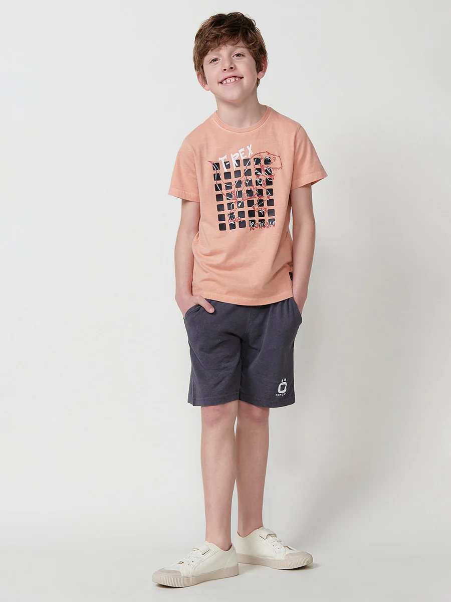 Camiseta de manga corta con estampado frontal en color naranja para niño - Image 6