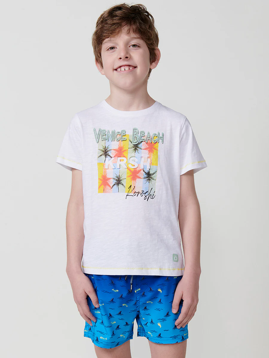 Camiseta de niño de algodón con estampado de palmeras y texto en relieve - Image 3