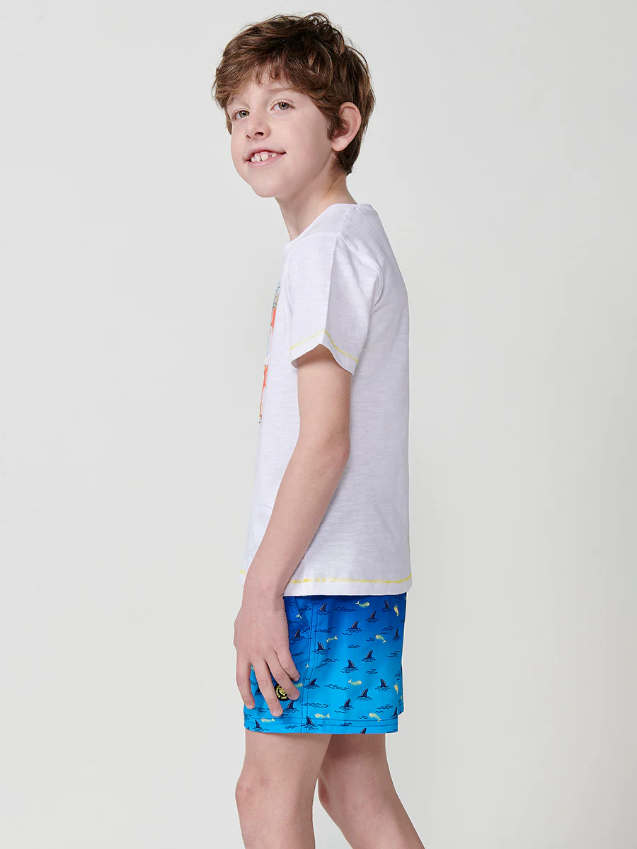 Camiseta de niño de algodón con estampado de palmeras y texto en relieve - Image 4
