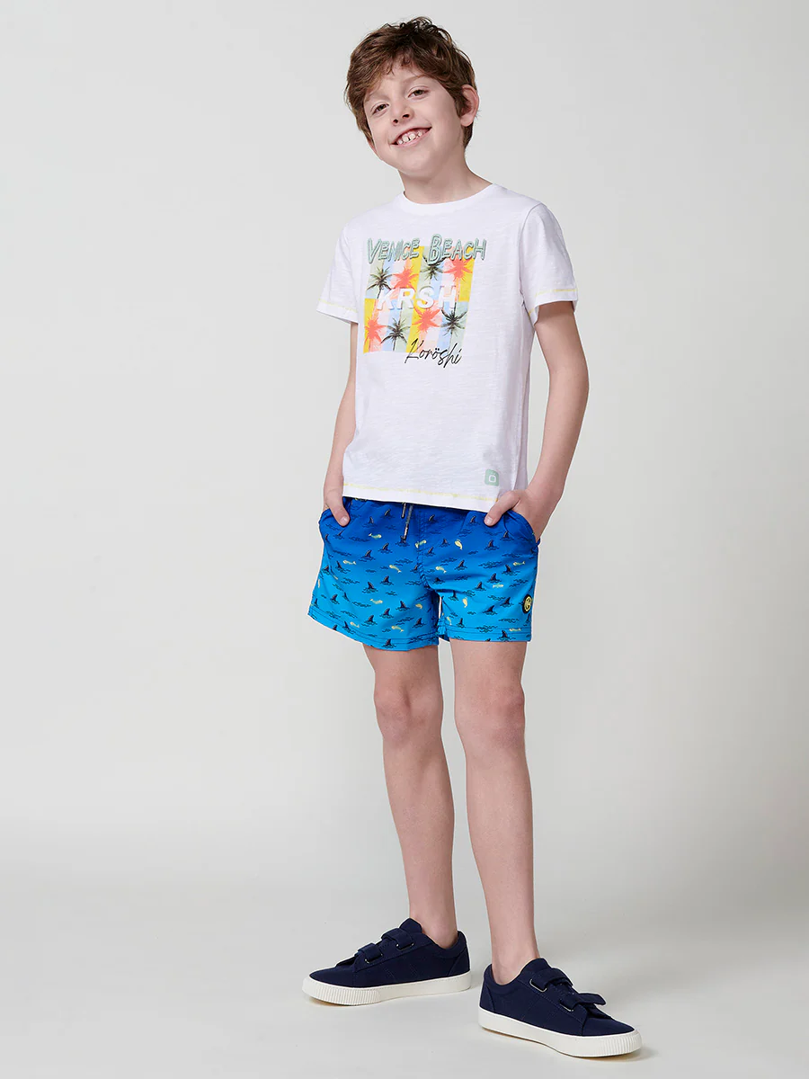Camiseta de niño de algodón con estampado de palmeras y texto en relieve - Image 5