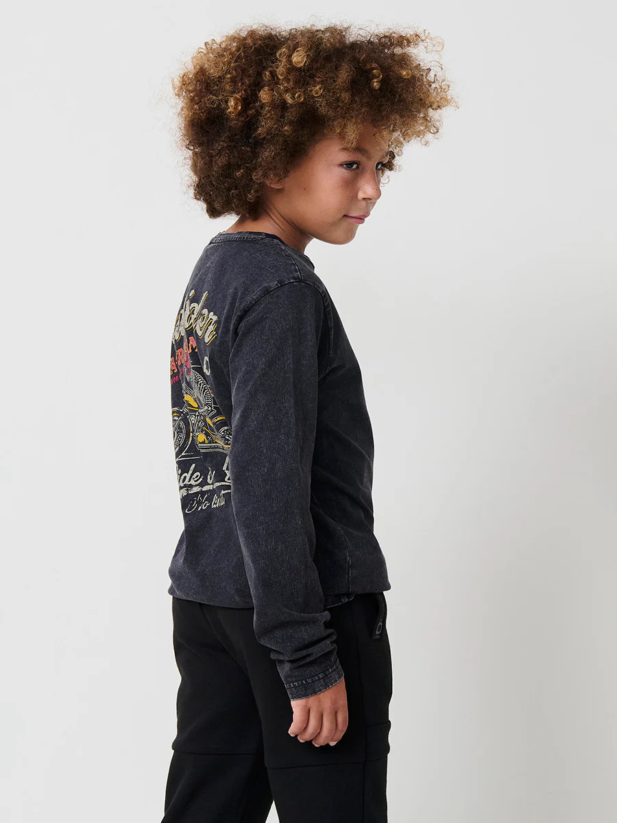 Camiseta de niño en efecto desgastado, cuello redondo de canalé y manga larga. 100% algodón. - Image 5