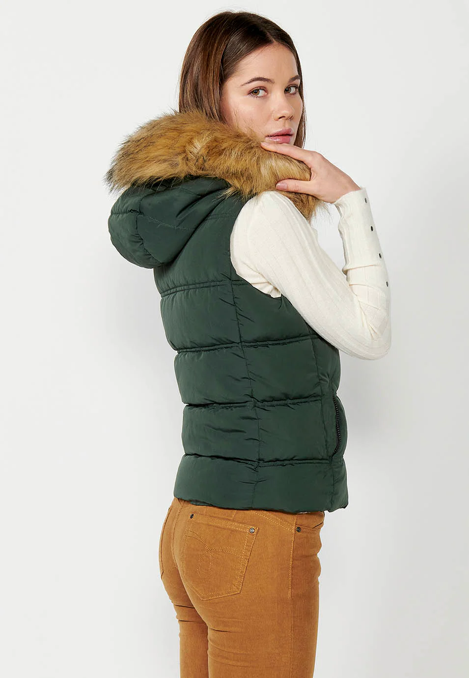 Chaleco acolchado con capucha y pelo sintético mujer - Image 6