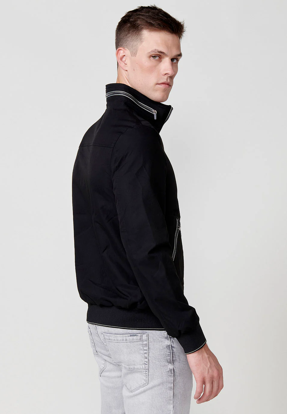 Chaqueta cazadora con cuello alto y puños elasticos para hombre - Image 4