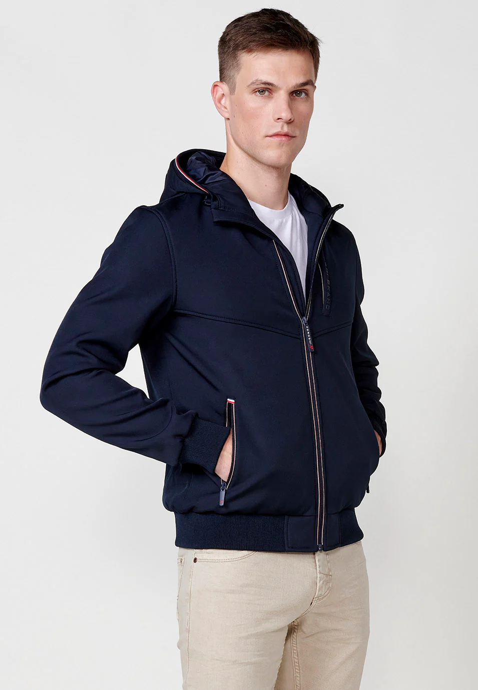 Chaqueta cazadora con cuello con capucha y cierre delantero con cremallera y bolsillos con cremallera para hombre - Image 10