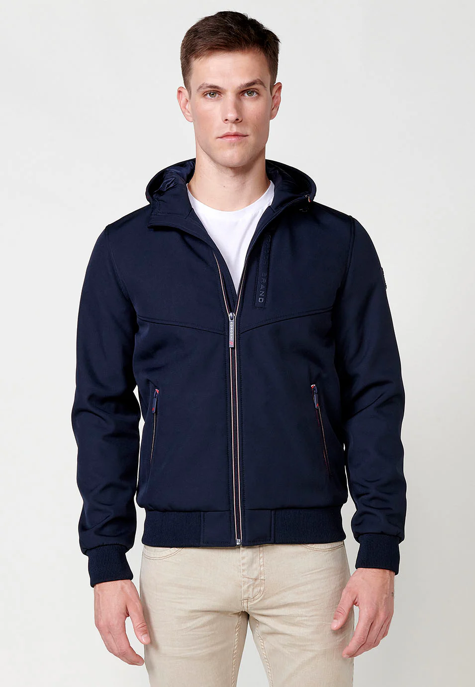 Chaqueta cazadora con cuello con capucha y cierre delantero con cremallera y bolsillos con cremallera para hombre - Image 11