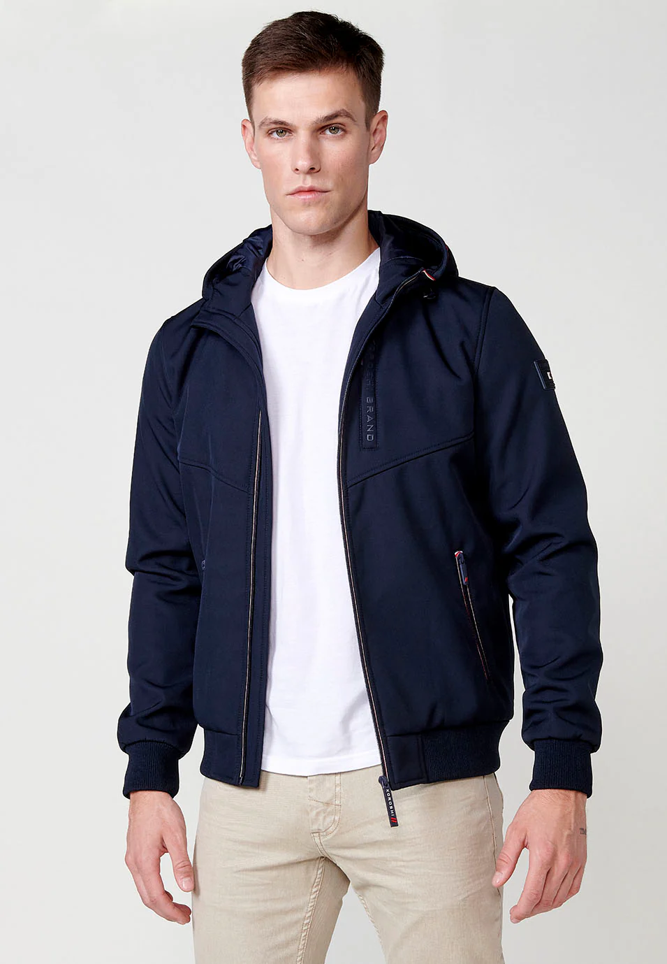 Chaqueta cazadora con cuello con capucha y cierre delantero con cremallera y bolsillos con cremallera para hombre - Image 13