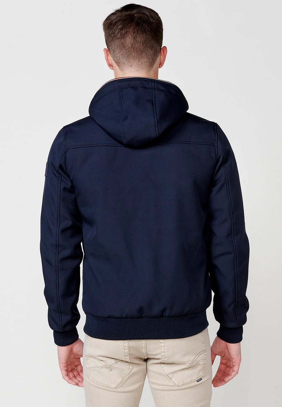 Chaqueta cazadora con cuello con capucha y cierre delantero con cremallera y bolsillos con cremallera para hombre - Image 15