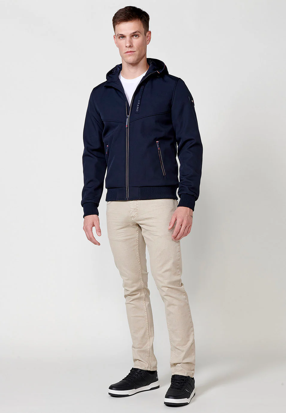 Chaqueta cazadora con cuello con capucha y cierre delantero con cremallera y bolsillos con cremallera para hombre - Image 16
