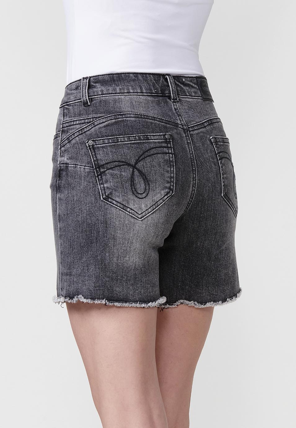 Jeans short elástico push up, lavado con estampado de tigre y bajo deshilachado - Image 6