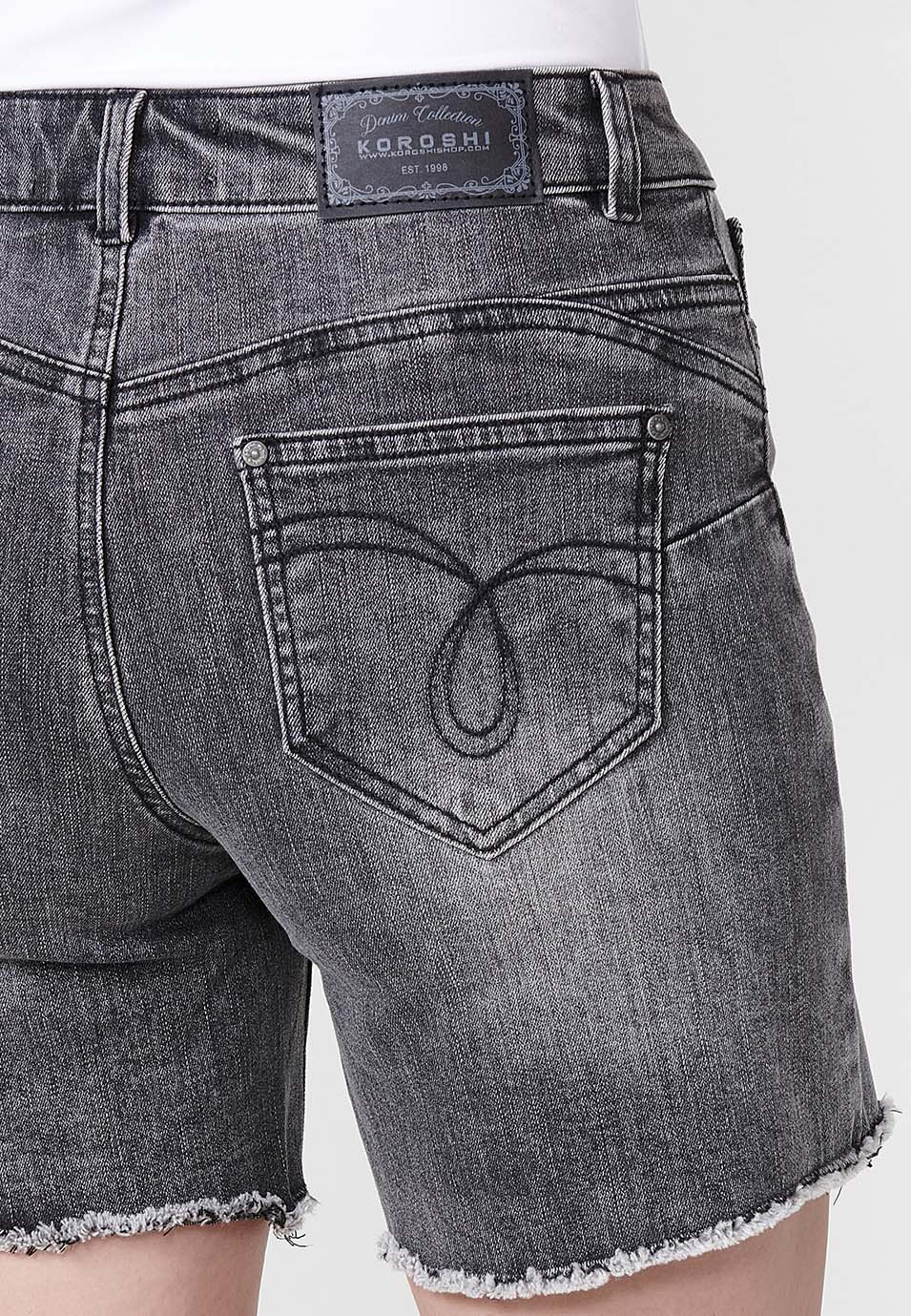 Jeans short elástico push up, lavado con estampado de tigre y bajo deshilachado - Image 8