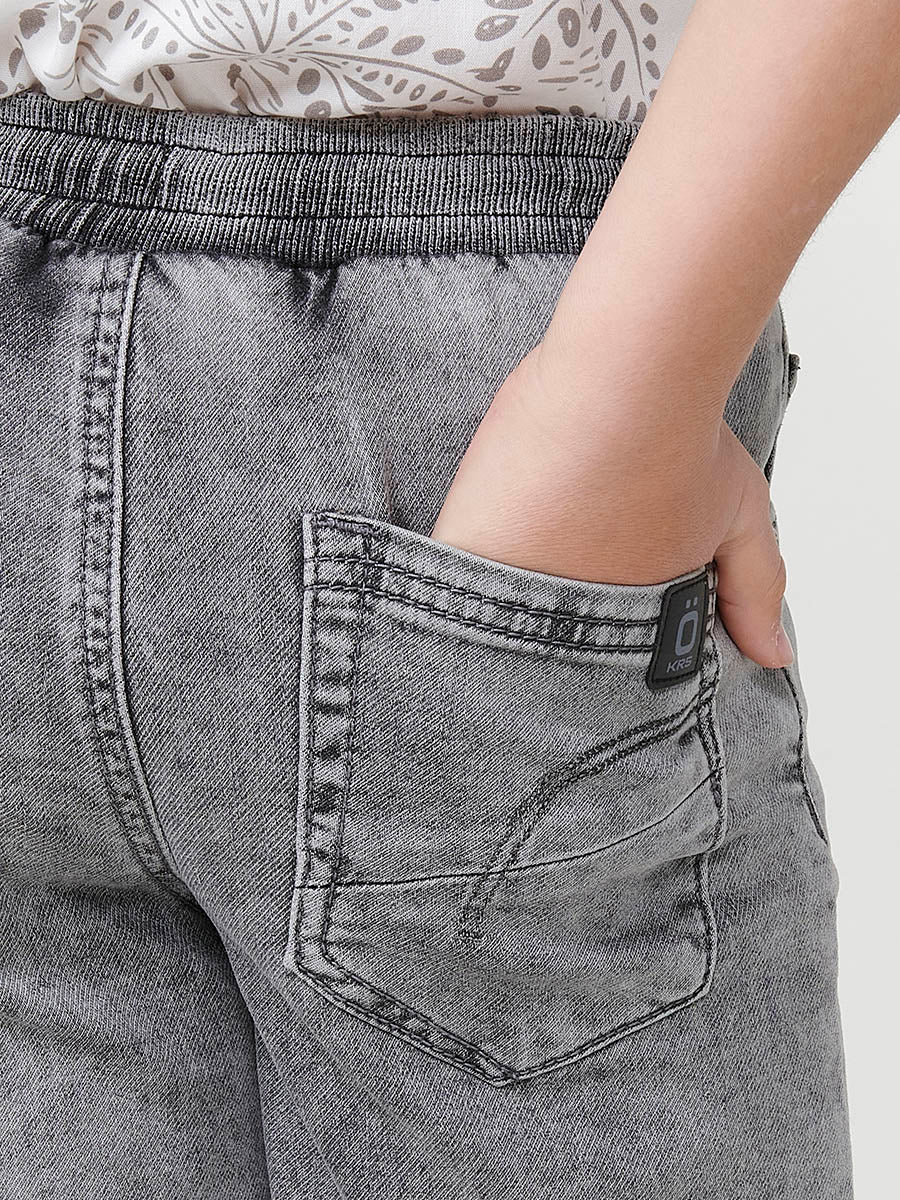 Pantalón corto con cintura elástica y cordón en claro para niño - Image 11