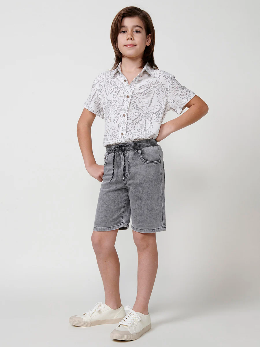 Pantalón corto con cintura elástica y cordón en claro para niño - Image 7