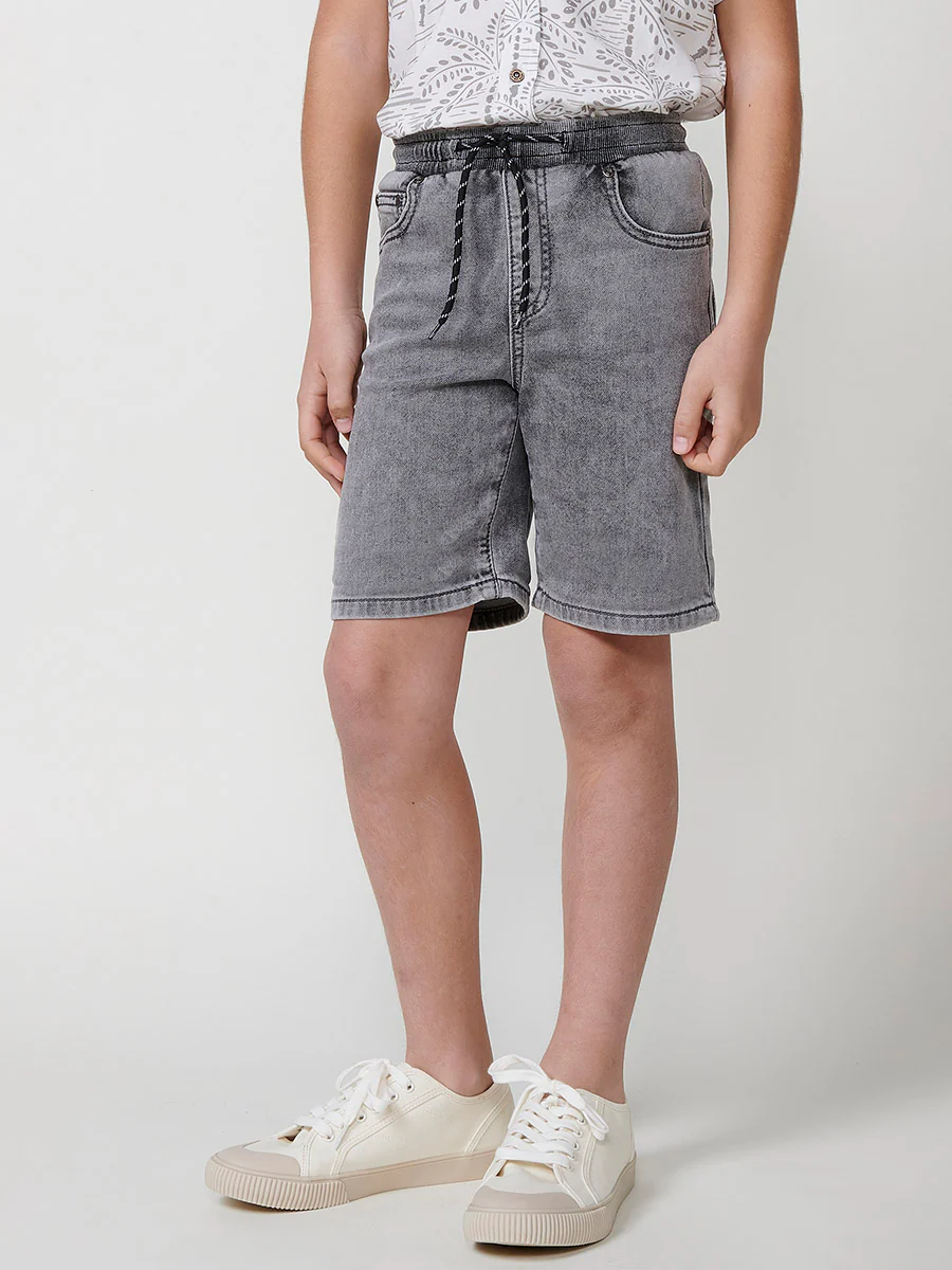 Pantalón corto con cintura elástica y cordón en claro para niño - Image 8