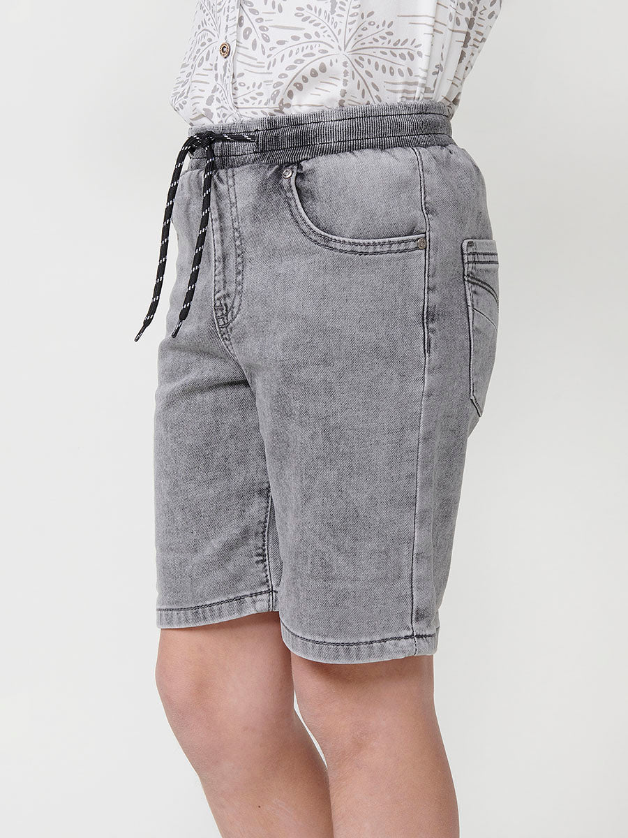 Pantalón corto con cintura elástica y cordón en claro para niño - Image 9