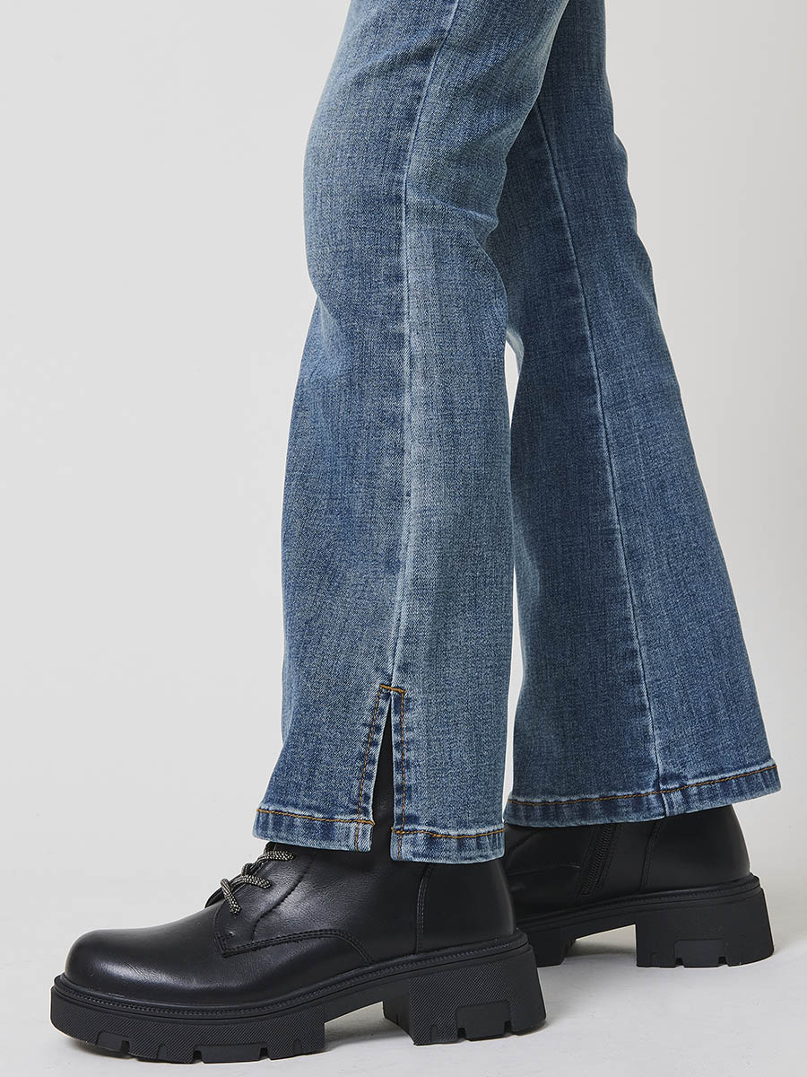 Pantalón de niña en denim elástico azul medio, pierna acampanada con cortes laterales, cinco bolsillos y cintura regulable. - Image 10