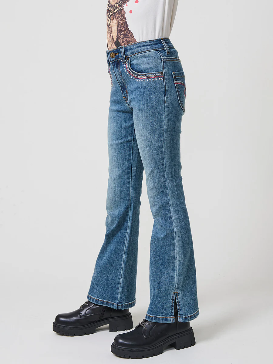 Pantalón de niña en denim elástico azul medio, pierna acampanada con cortes laterales, cinco bolsillos y cintura regulable. - Image 3