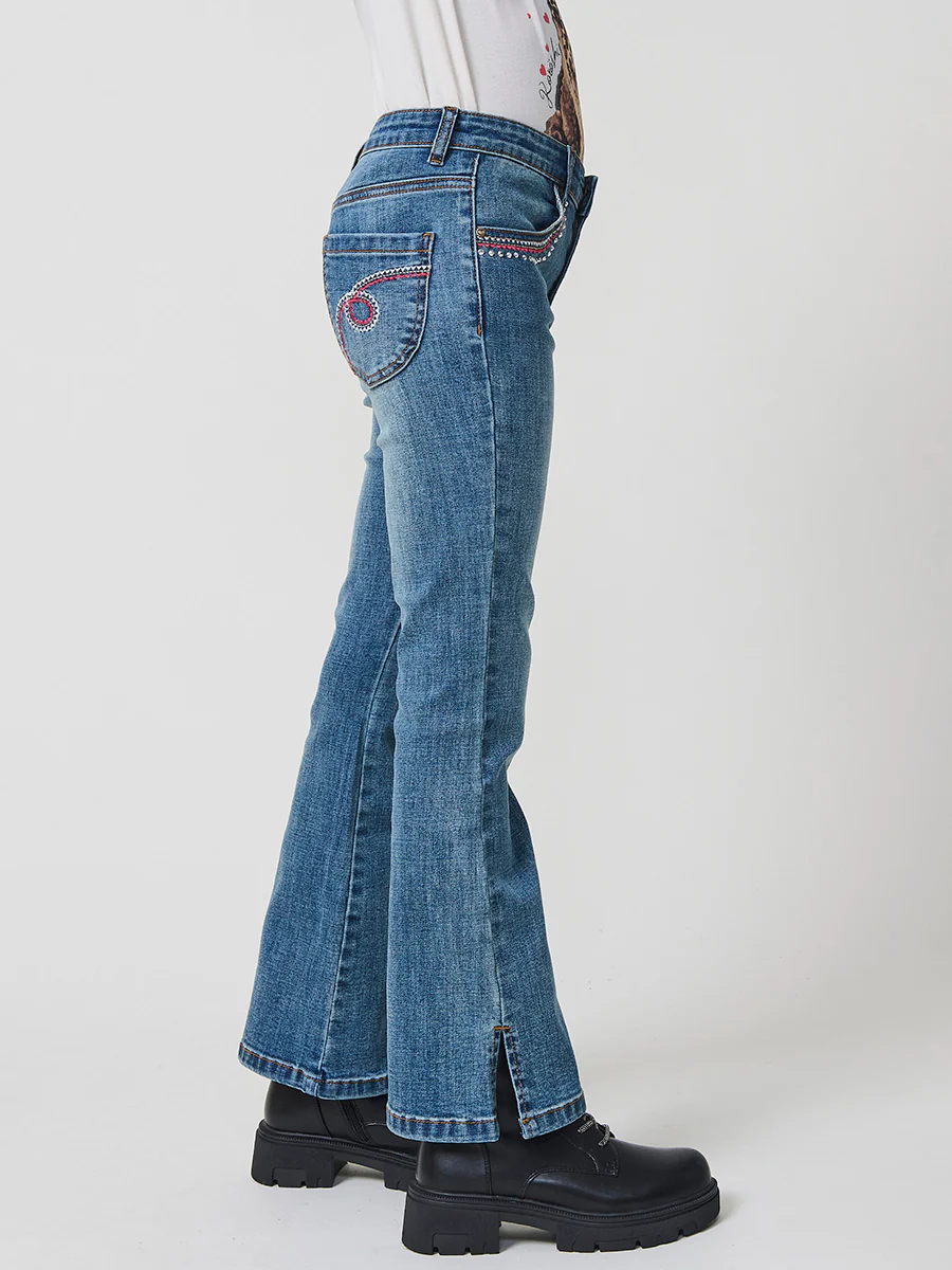 Pantalón de niña en denim elástico azul medio, pierna acampanada con cortes laterales, cinco bolsillos y cintura regulable. - Image 4