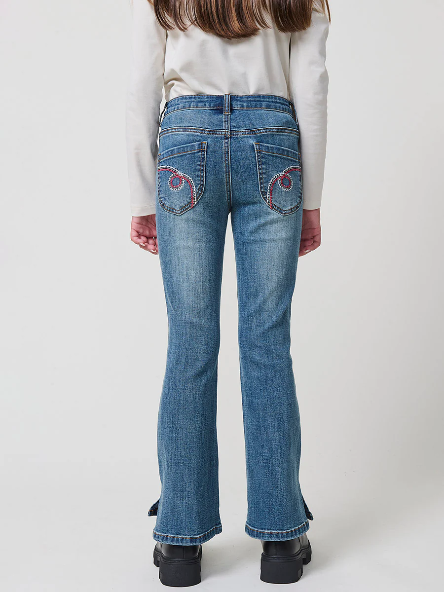 Pantalón de niña en denim elástico azul medio, pierna acampanada con cortes laterales, cinco bolsillos y cintura regulable. - Image 5