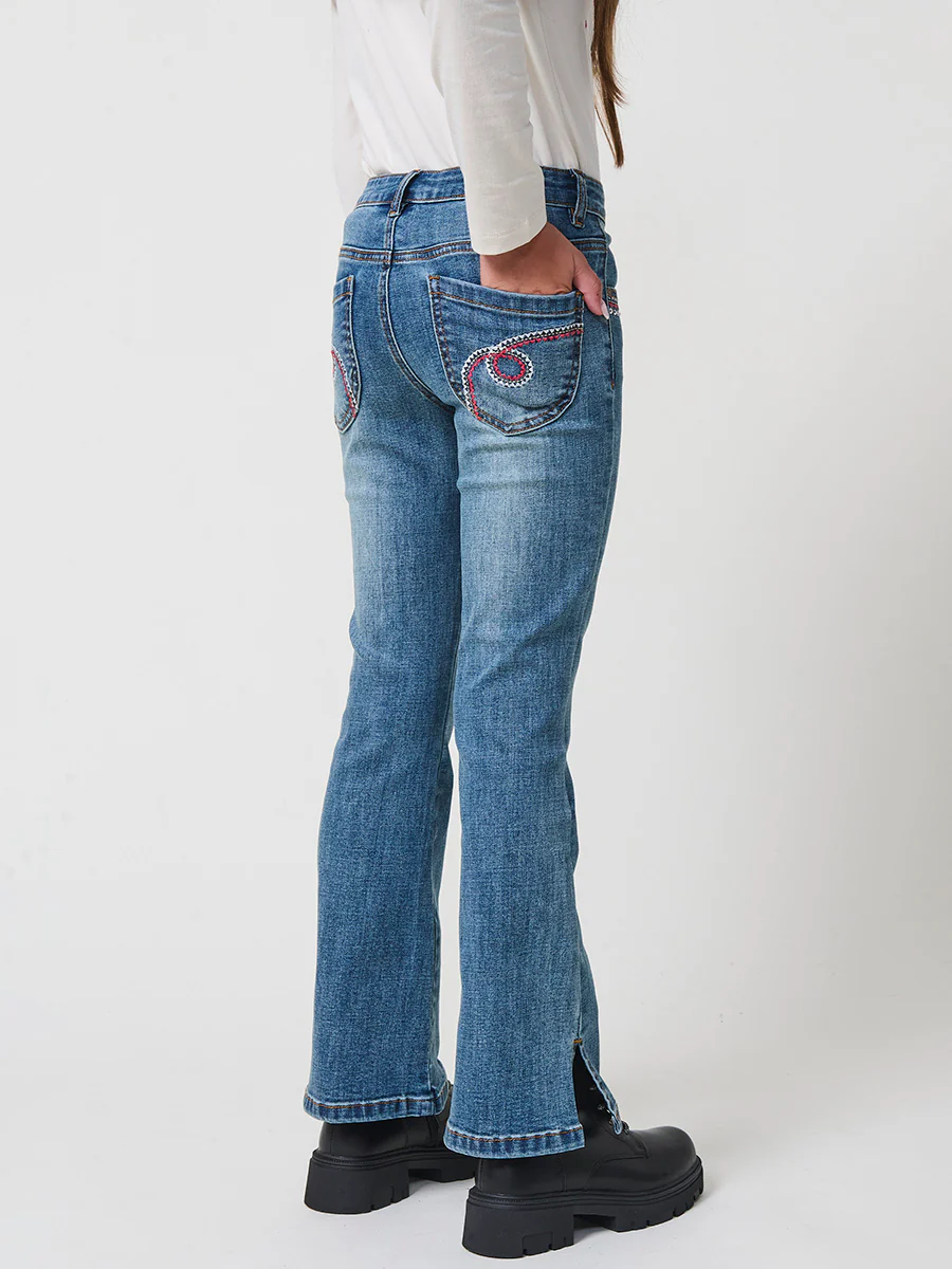 Pantalón de niña en denim elástico azul medio, pierna acampanada con cortes laterales, cinco bolsillos y cintura regulable. - Image 6