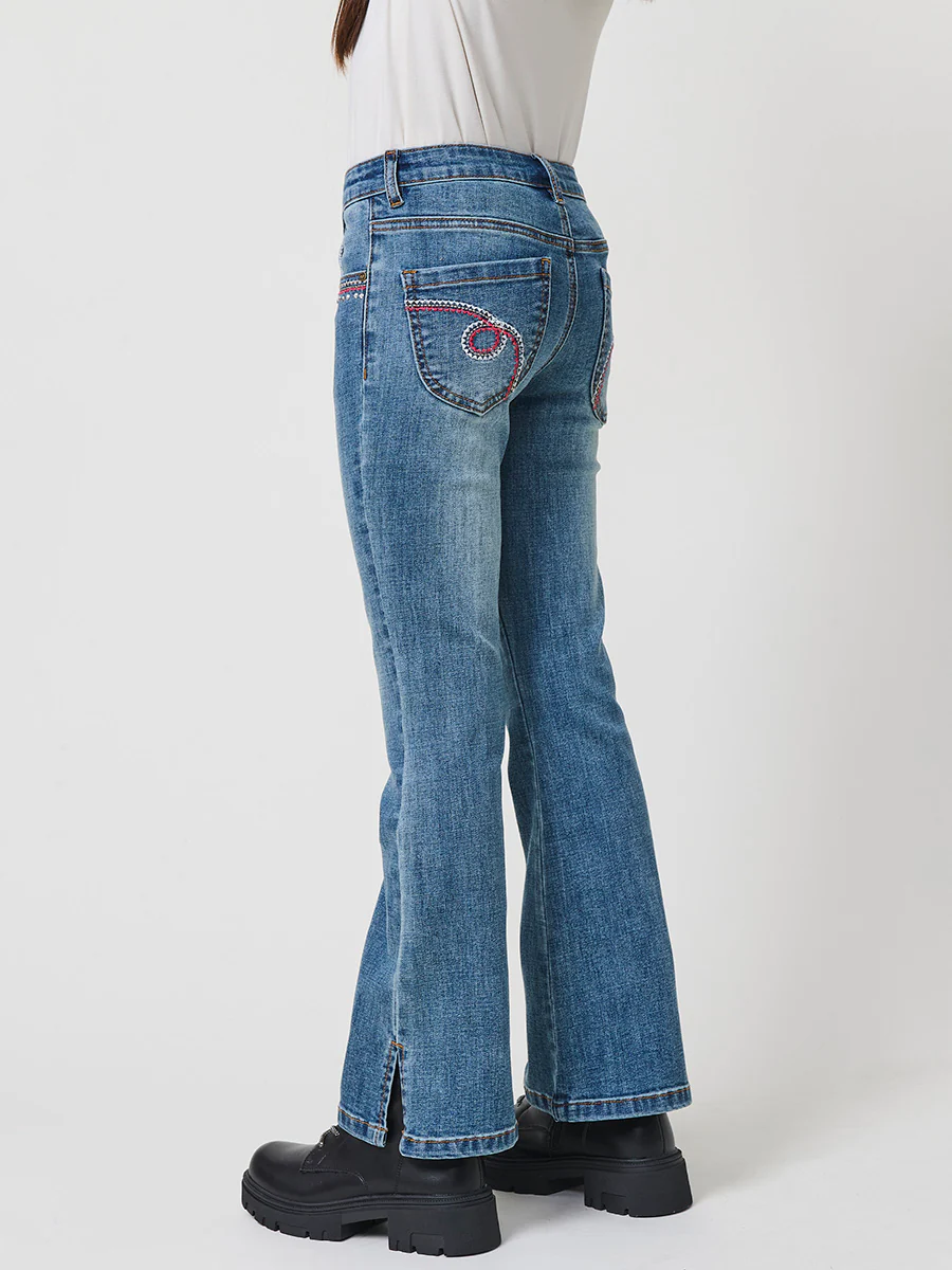 Pantalón de niña en denim elástico azul medio, pierna acampanada con cortes laterales, cinco bolsillos y cintura regulable. - Image 7