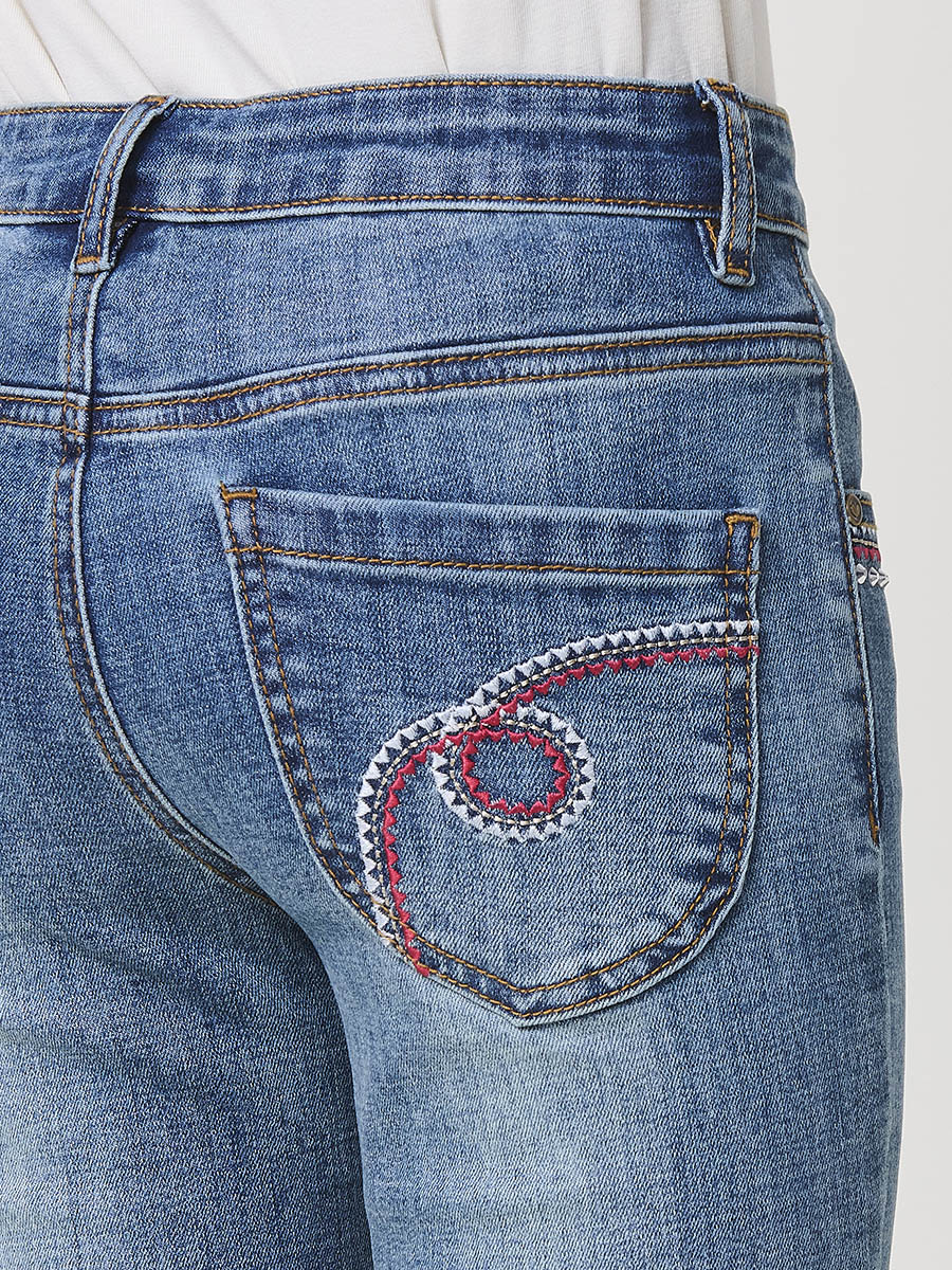 Pantalón de niña en denim elástico azul medio, pierna acampanada con cortes laterales, cinco bolsillos y cintura regulable. - Image 8