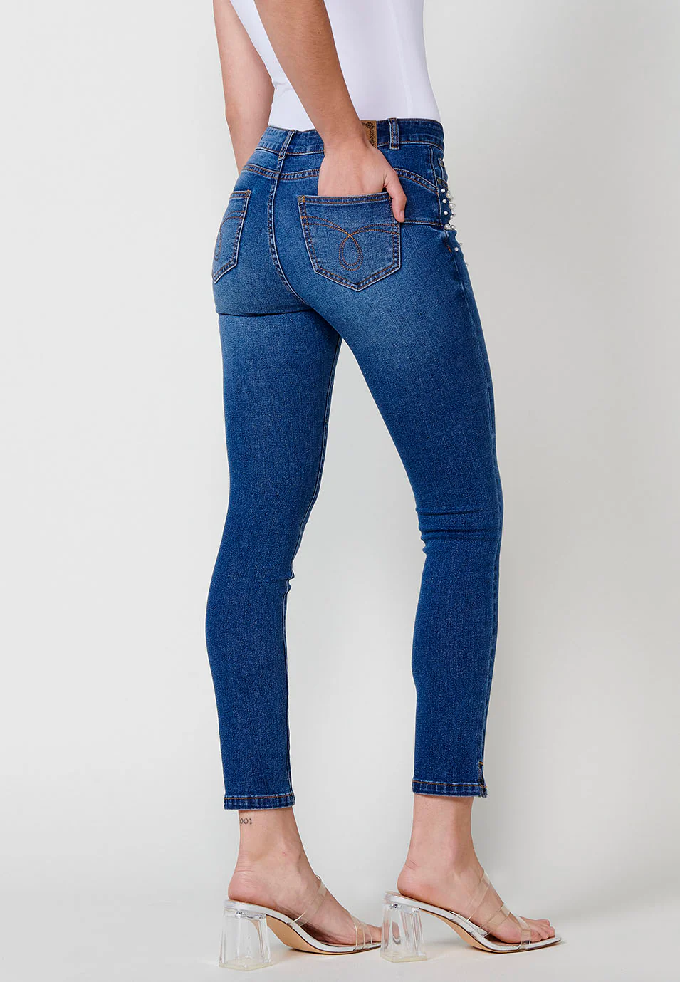Pantalón largo jeans push up recto con detalles de perlas en los bolsillos delanteros para mujer - Image 6