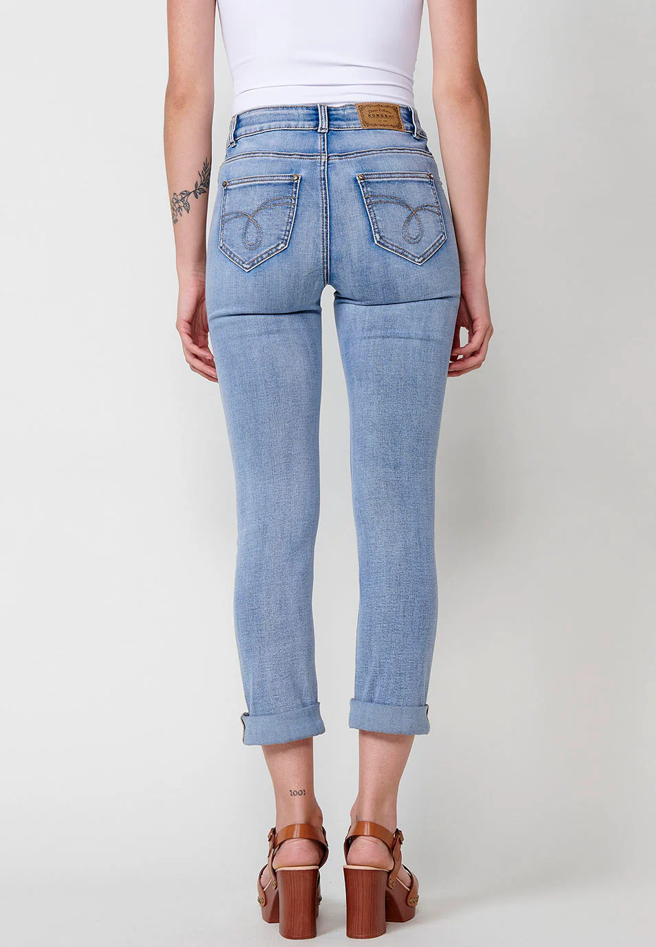 Pantalón largo jeans slim con acabado en vuelta y detalle de pedrería en los bolsillos delanteros para mujer - Image 5
